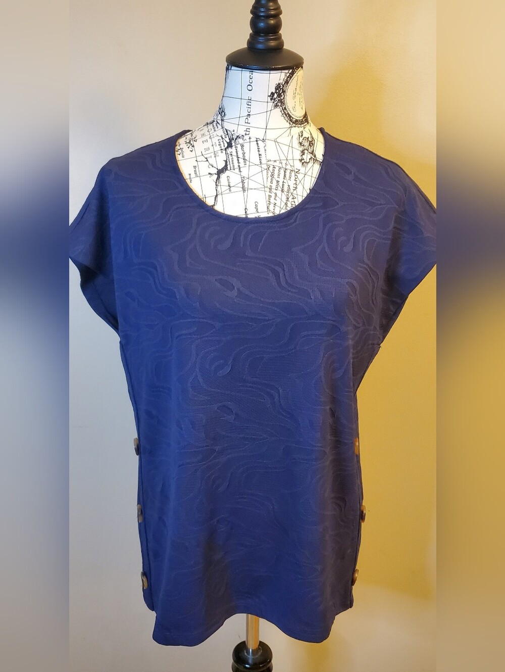 Chico's Size 1 Medium Blue Textured Swirl Blouse Cap Sleeve Side Button Stretch